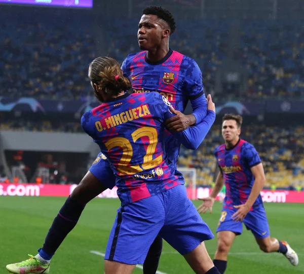 Barcelona thắng Real Madrid 4-3 tiến sát ngôi vương La Liga